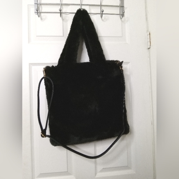 (Clearance) Expressions NYC black 🖤 fluffy crossbody purse - Picture 3 of 8